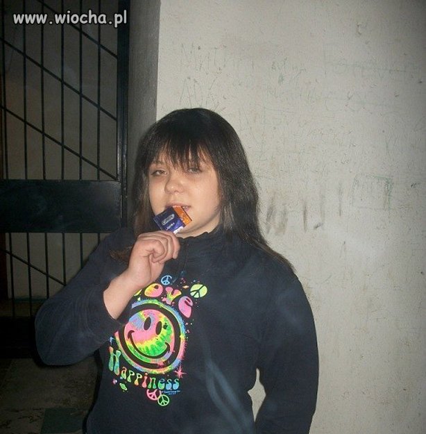 Z gumką do włosów