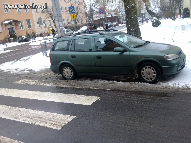 Kolejny debil zaparkował