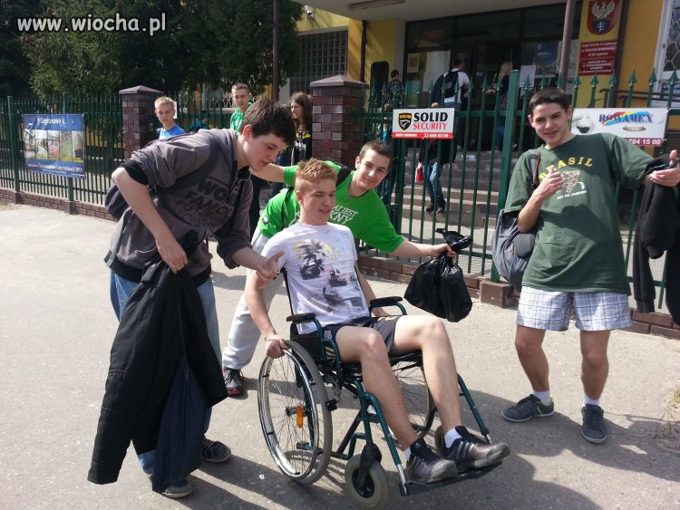 Młodzież śmiejąca się z inwalidów