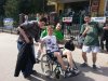 Młodzież śmiejąca się z inwalidów