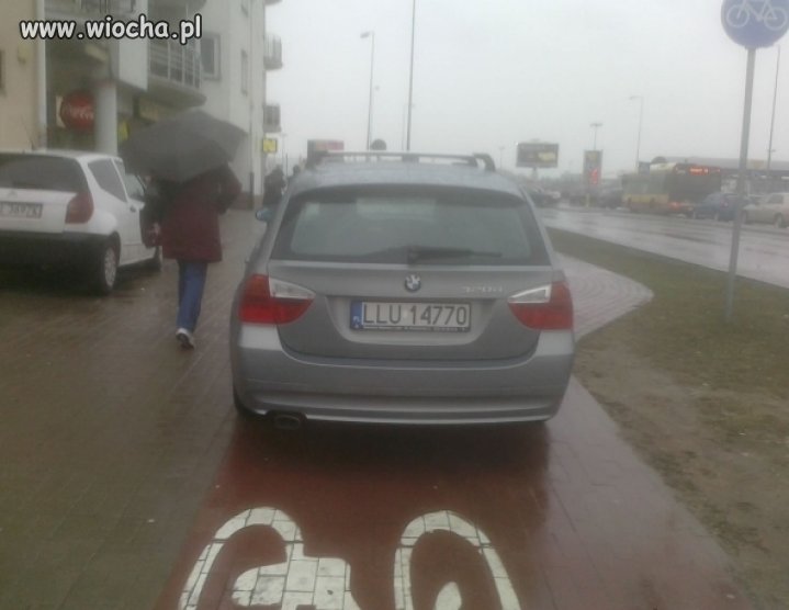 Mistrz parkowania na...ścieżce rowerowej