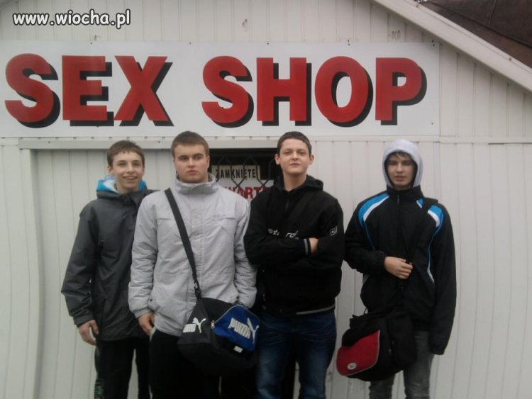 Chłopaki pod "SEX SHOPEM"