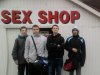 Chłopaki pod "SEX SHOPEM"