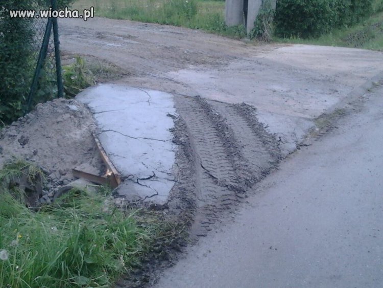 Poszerzyli wyjazd z podwórka..