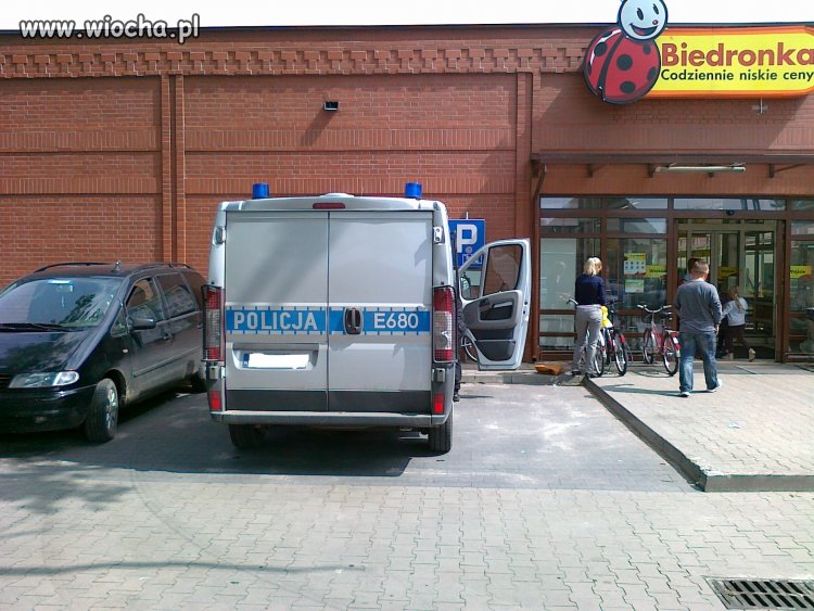 Policjanci na miejscu dla inwalidów