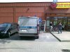 Policjanci na miejscu dla inwalidów