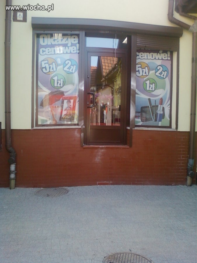 Wysoki schodek do sklepu...