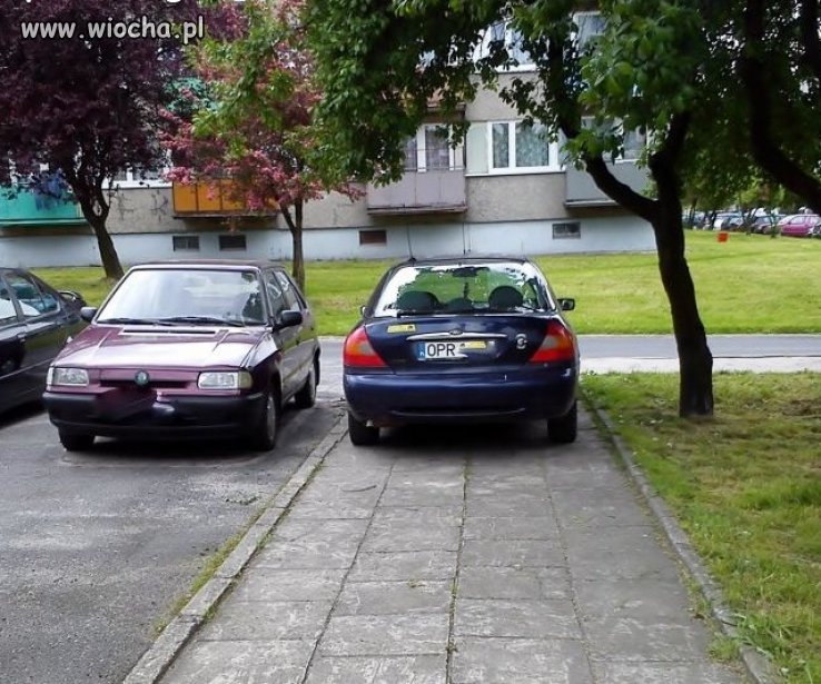A zaparkuje sobie na chodniku a co tam...