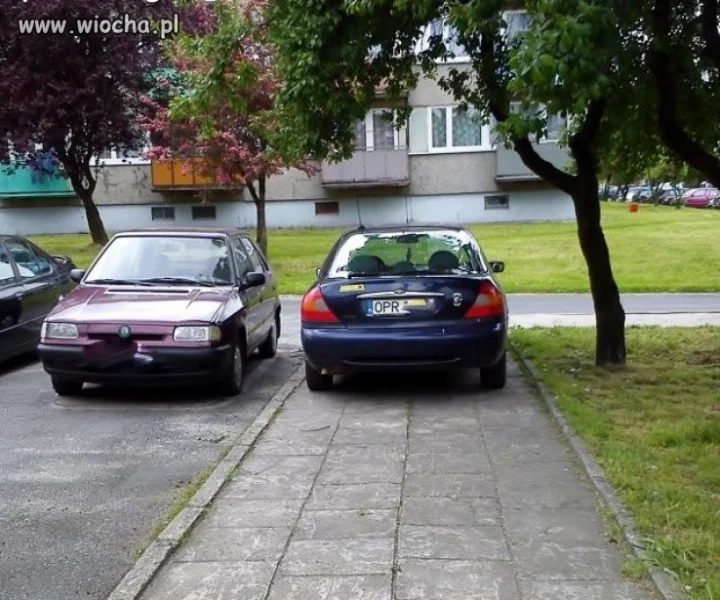 A zaparkuje sobie na chodniku a co tam...