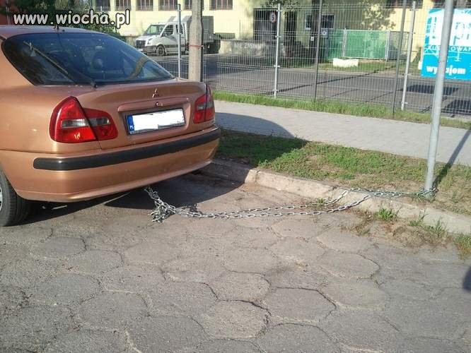 Samochód zaparkowany na terenie prywatnym
