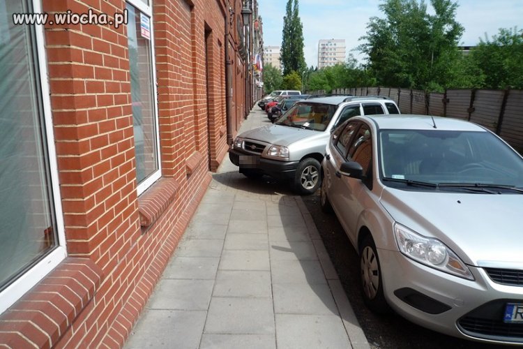 Zaparkował... Chodnik zablokowany a przy okazji