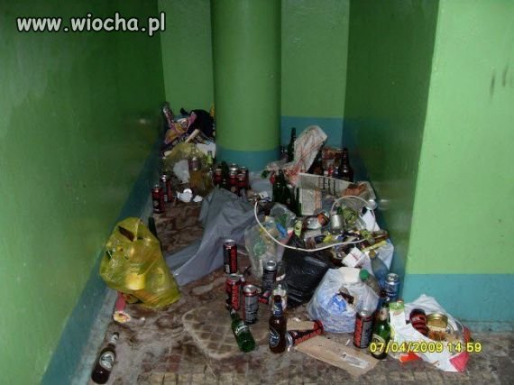 Klatka schodowa po wizycie meneli 