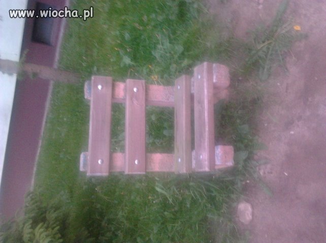2-3 osoby chcą usiąść na ławce