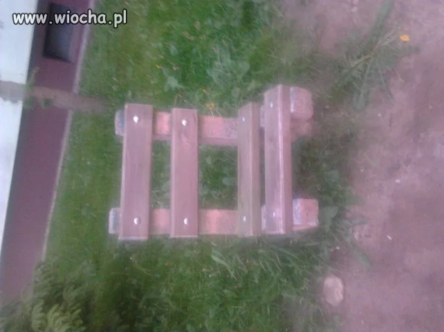 2-3 osoby chcą usiąść na ławce