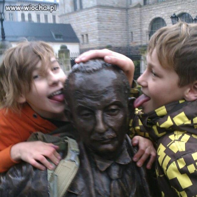 Bezczeszczenie pomnika=wiocha
