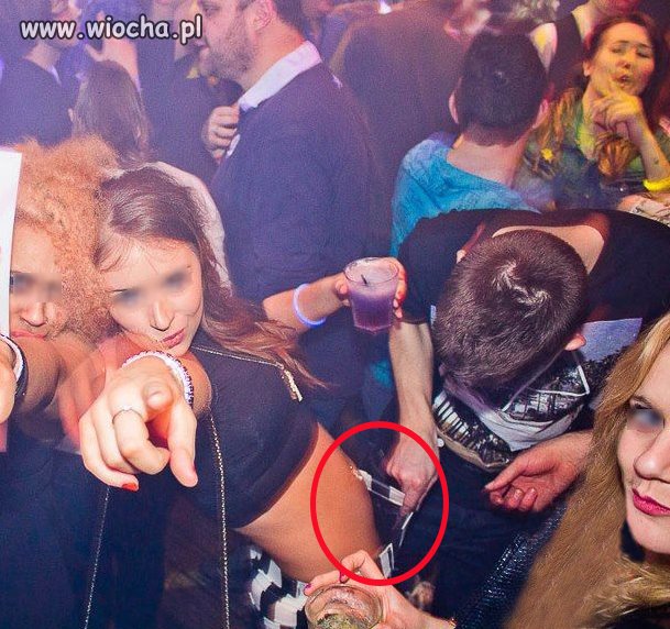 Pewnie szuka kluczyka do samochodu...