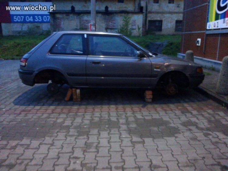 Zostaw tu auto pod sklepem