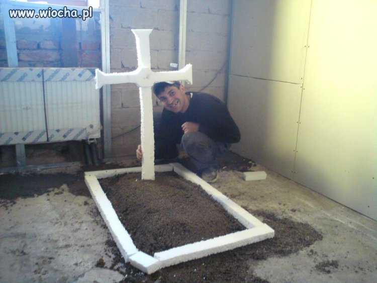 Styropianowy grób.