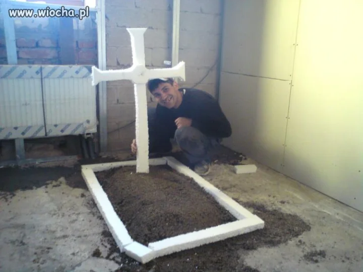 Styropianowy grób.