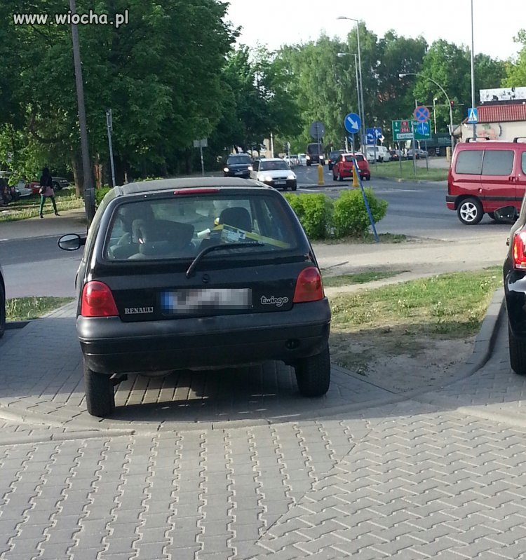 Brak przejścia dla kobiety z wózkiem
