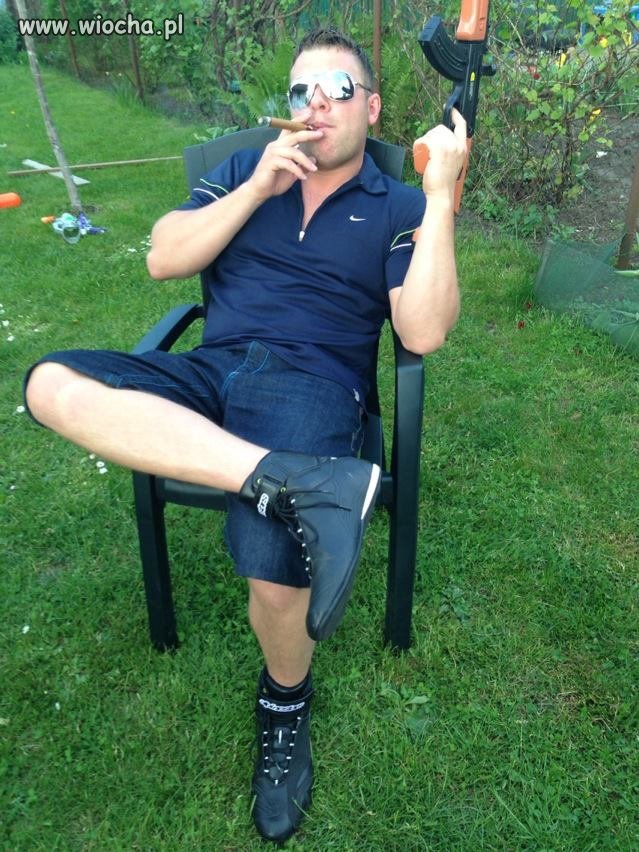 Gangsta barbecue z plastikowym kałachem