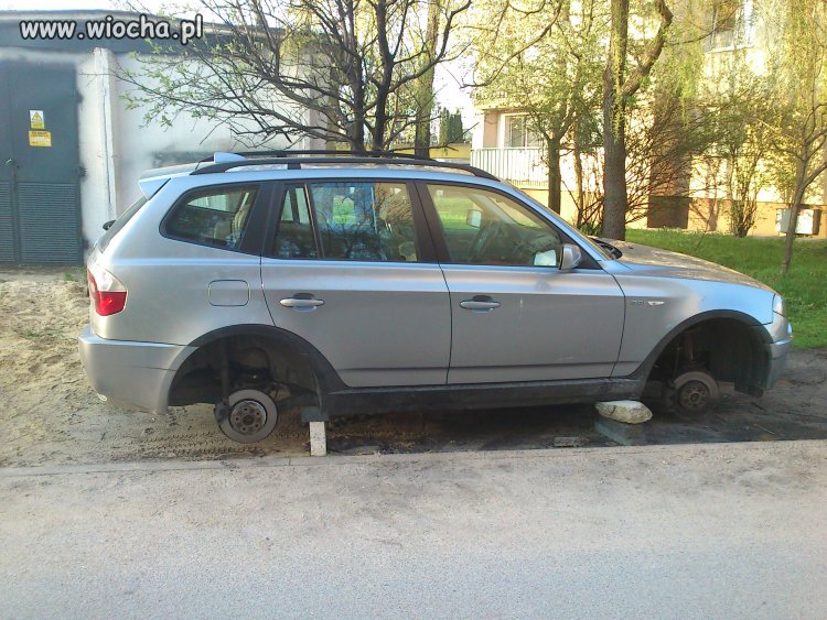 Tym czasem z rana na osiedlowym parkingu 