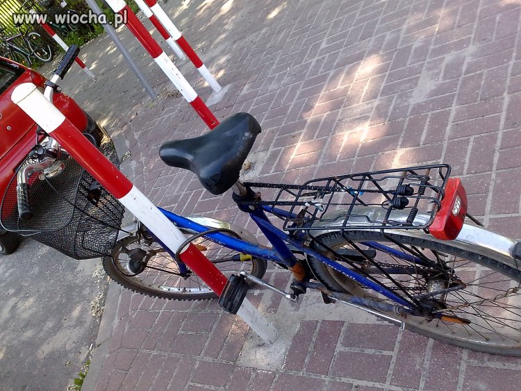 Przypinać tak rower do takiego słupka ...