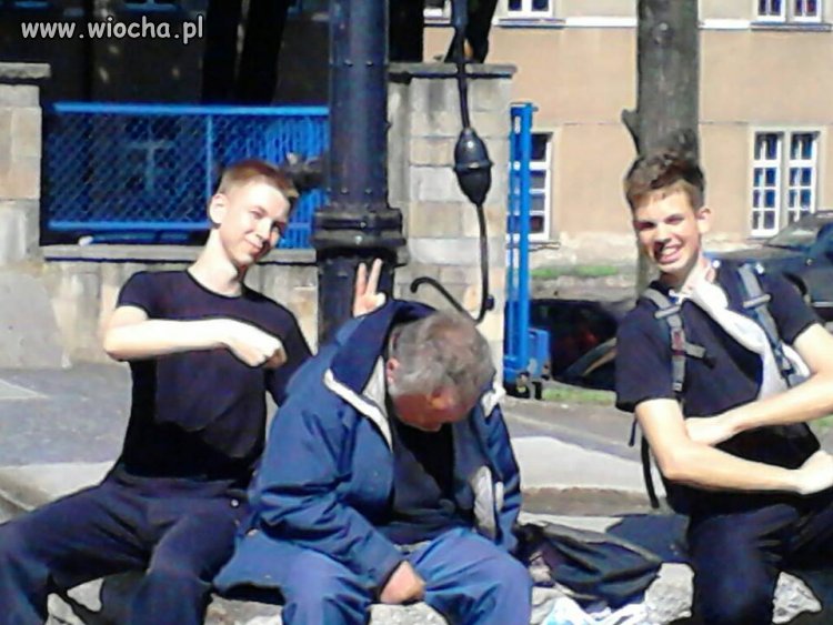 Bardzo śmieszne. Naśmiewanie się z bezdomnych...
