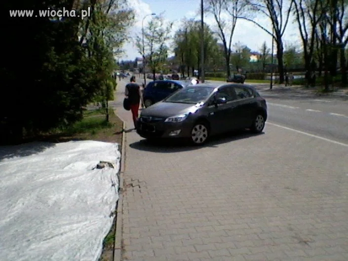 Tak się parkuje w Białymstoku.