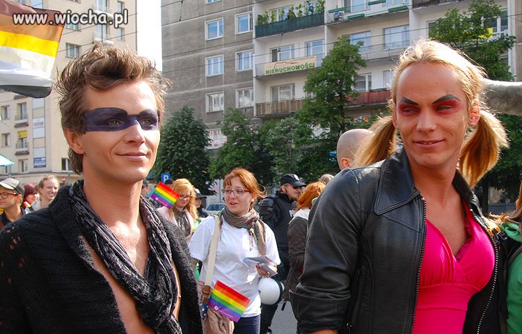 Ale te włosy na dekoldzie...