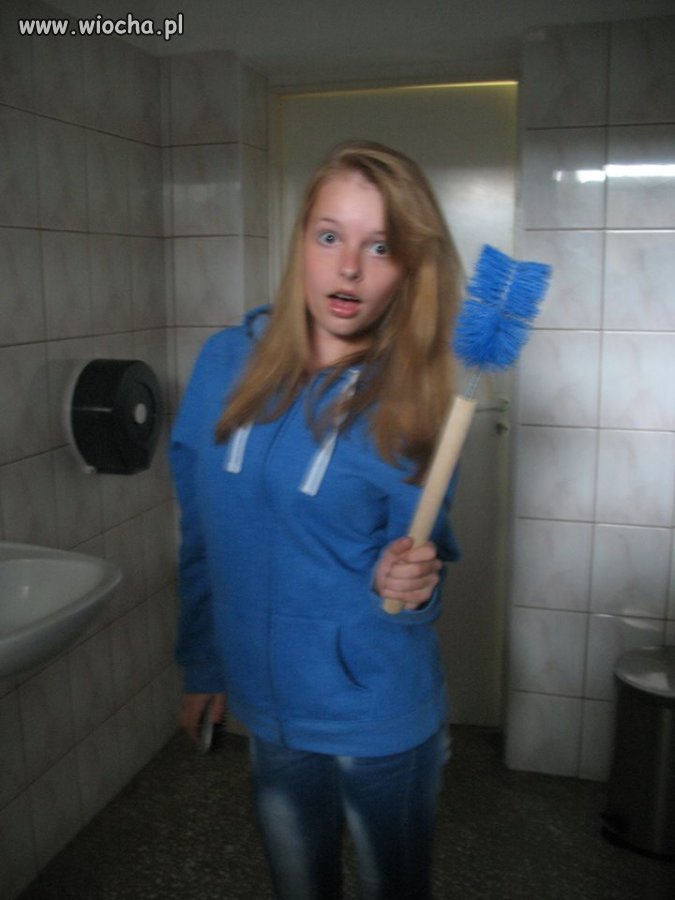 Niebieska szczotka do kibla