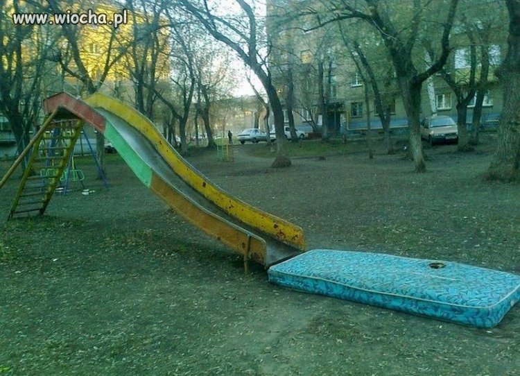 Plac zabaw z recyklingu 