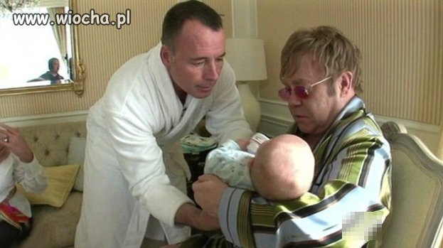 Elton John tuż po porodzie.