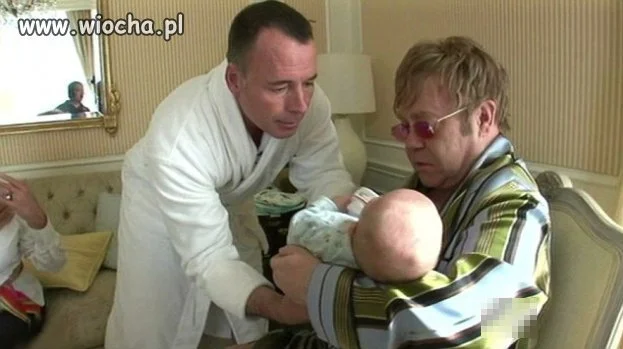 Elton John tuż po porodzie.