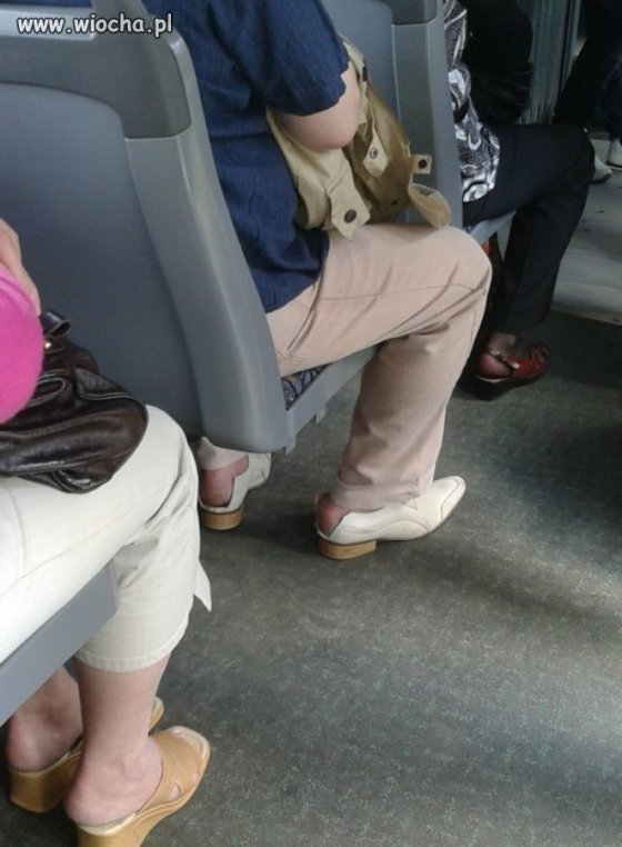 Pół buty Polska moda w autobusie nr 19 
