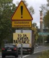 Uszkodzona nawierzchnia . 