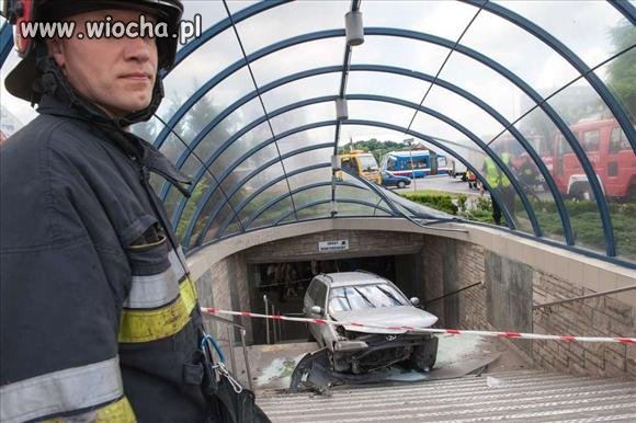 Samochód wjechał do przejścia pod rondem