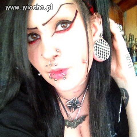 Brwi, make-up, kolczyki