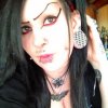 Brwi, make-up, kolczyki