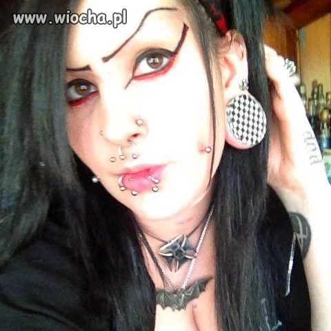 Brwi, make-up, kolczyki