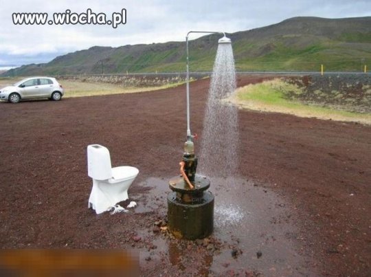 Prysznic dla dziewczyn zarabiających przy drodze. 