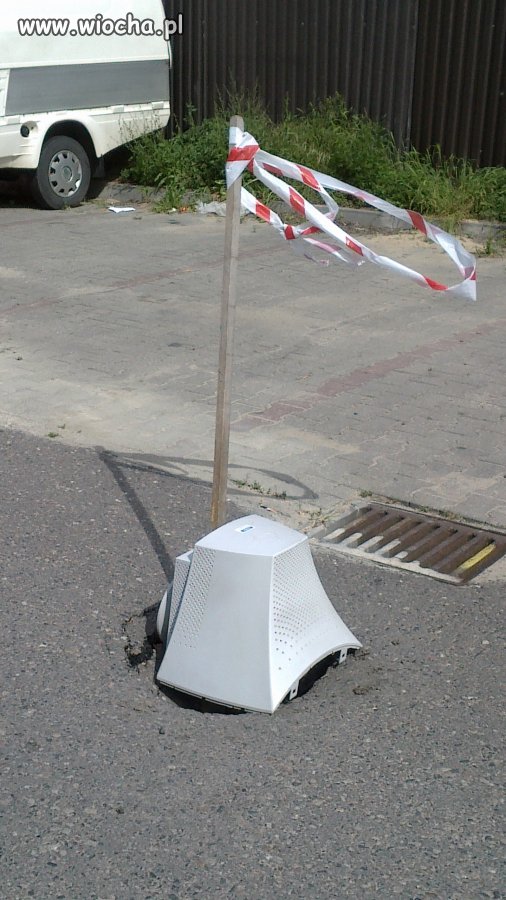 Dobrze oznakowana dziura.