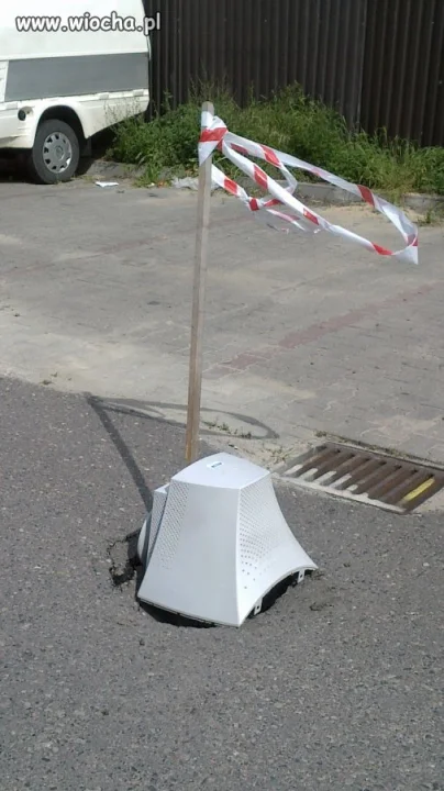 Dobrze oznakowana dziura.