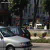 Żar z nieba 35 stopni. Grupka dzieci chłodzi się w fontannie.
