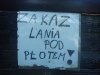 Zakaz lania pod płotem
