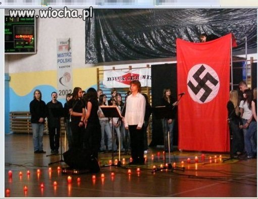 Akademia w jednej ze szkół...ciekawy sztandar??!!!