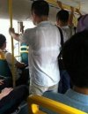 Plecy pewnego faceta w autobusie