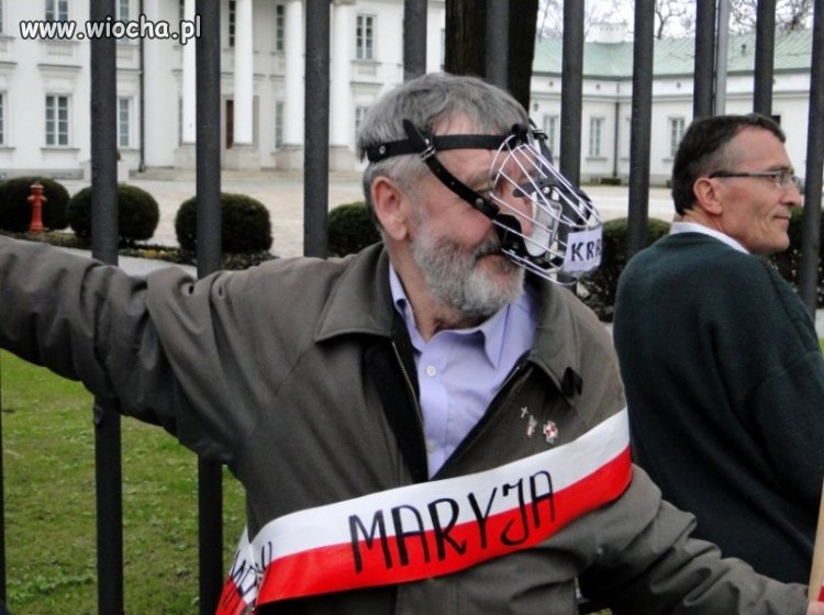 Dobrze, że w kagańcu, bo mógłby pogryźć...