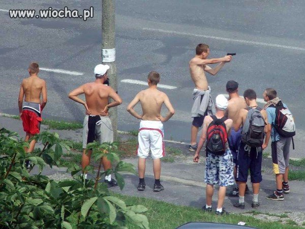 Nastolatkowie celowali z "broni" do kierowców