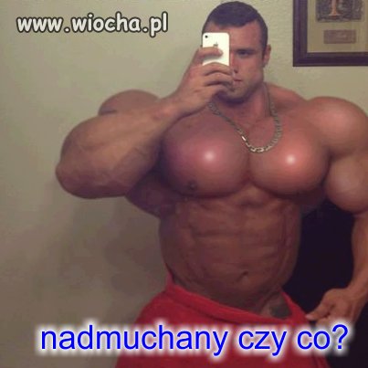 To jego mięśnie czy biust? 